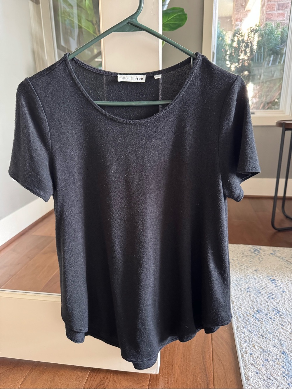 Aritzia Wilfred Free Black Short Sleeve Scoop Neck Tee - Classic Everyday Top